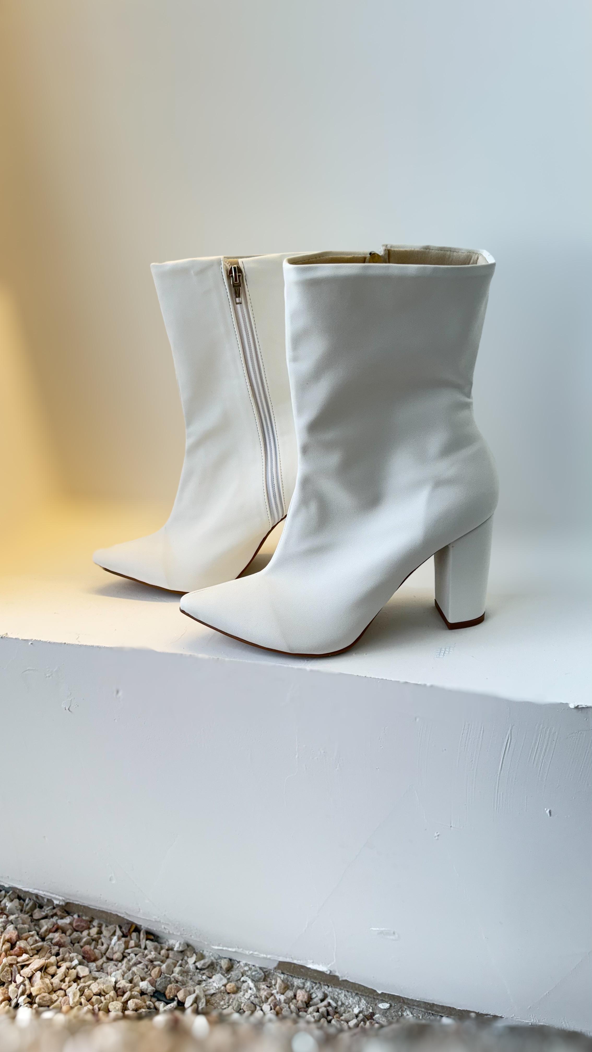 Bota Branca Cano Médio