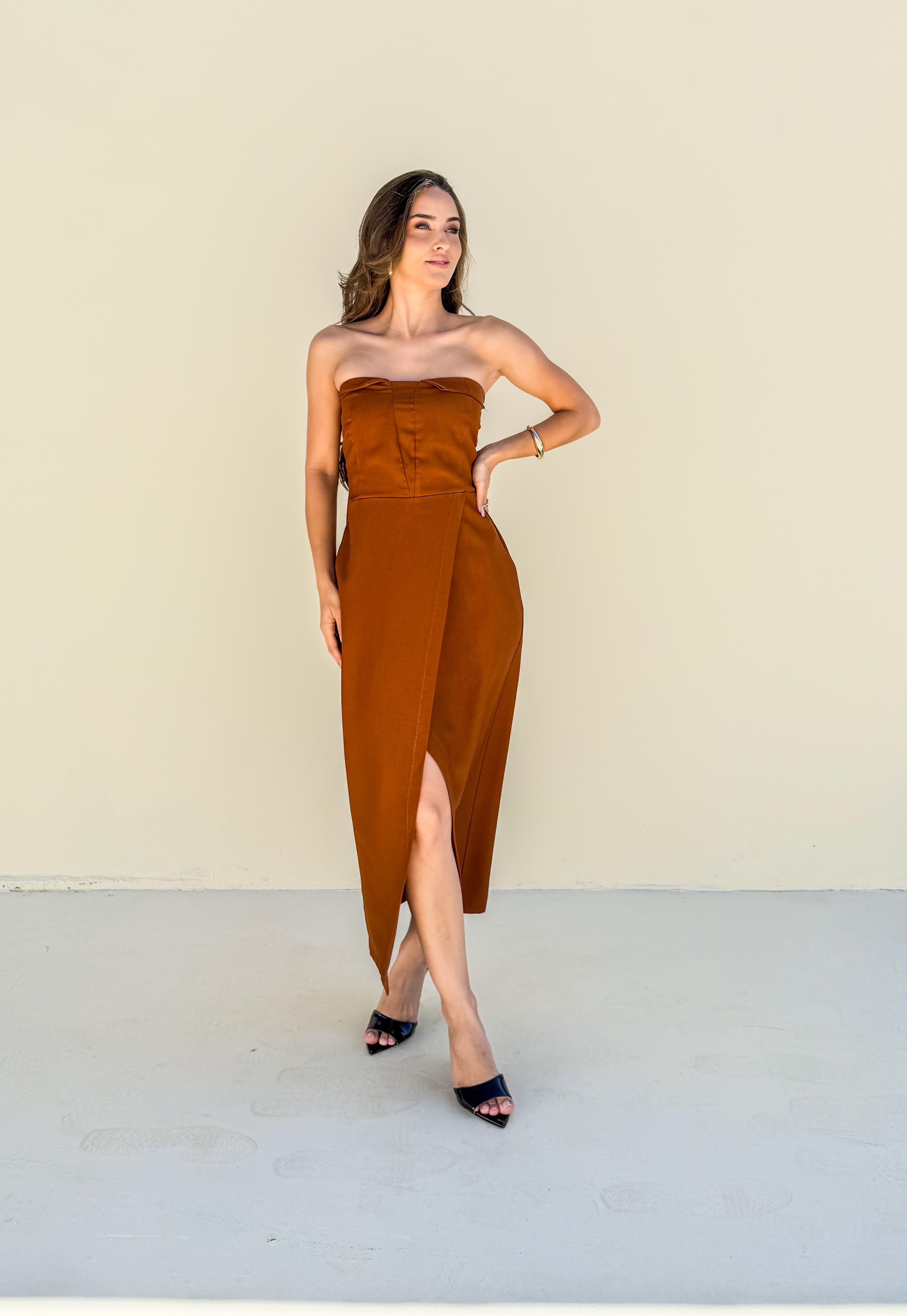 Vestido Tomara que Caia com Fenda Transpassada – Terracota