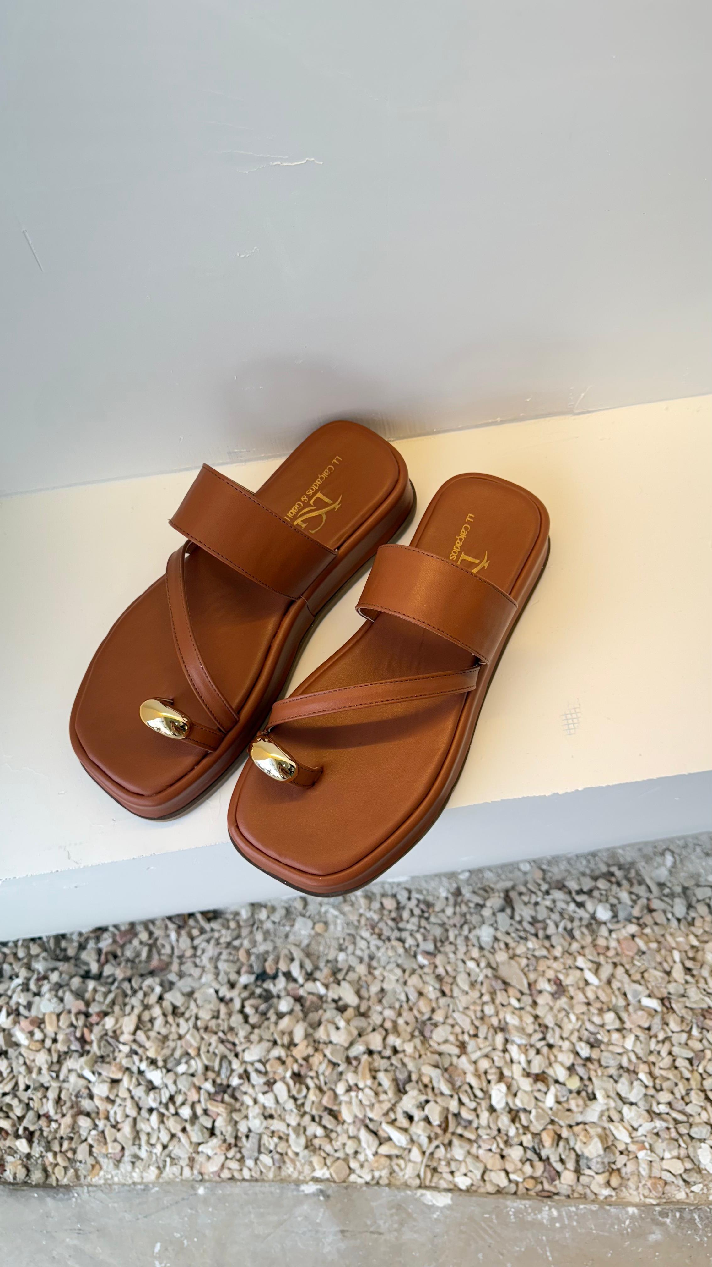 Sandália Flat Marrom com Detalhe Amêndoa
