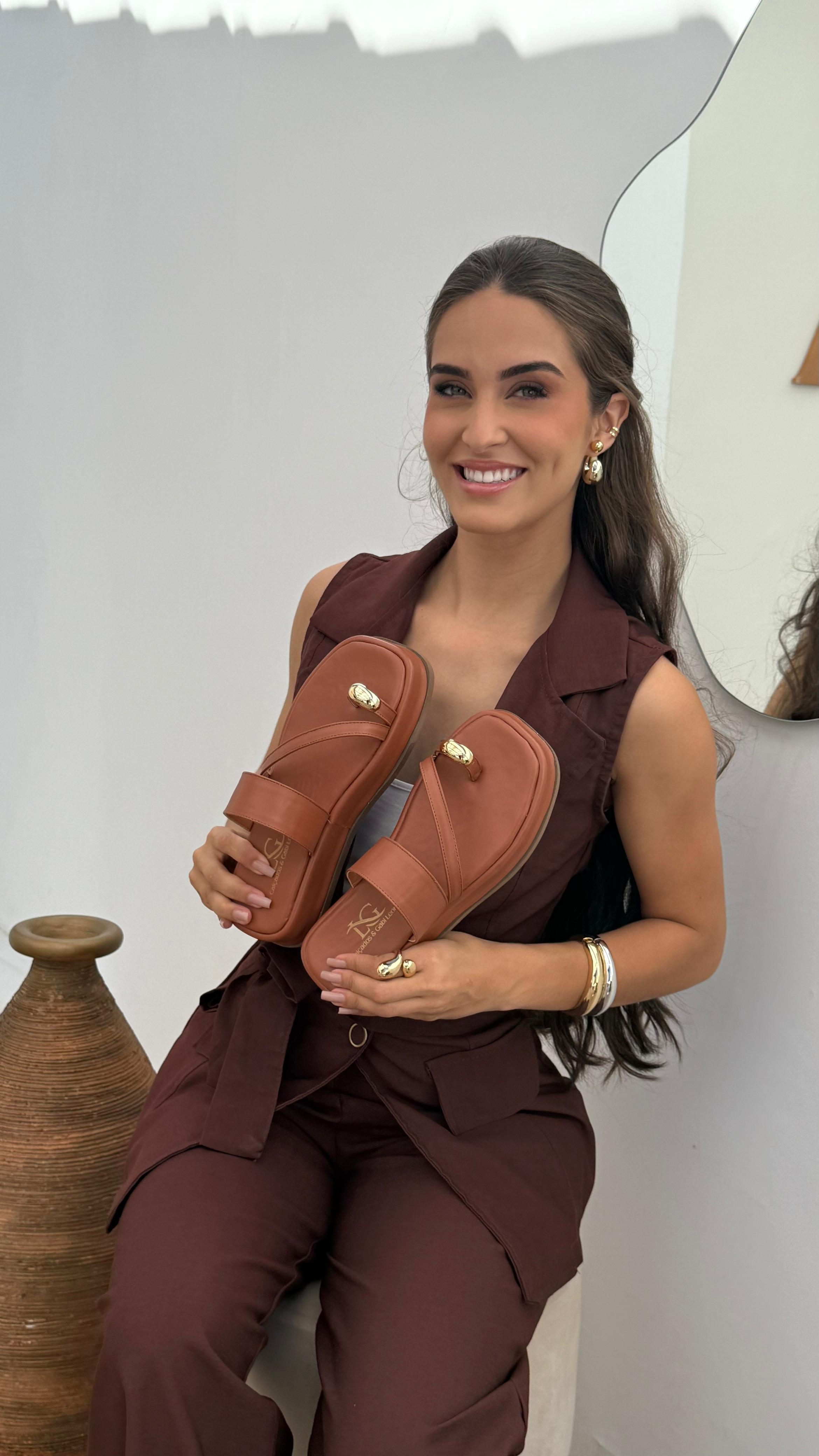 Sandália Flat Marrom com Detalhe Amêndoa